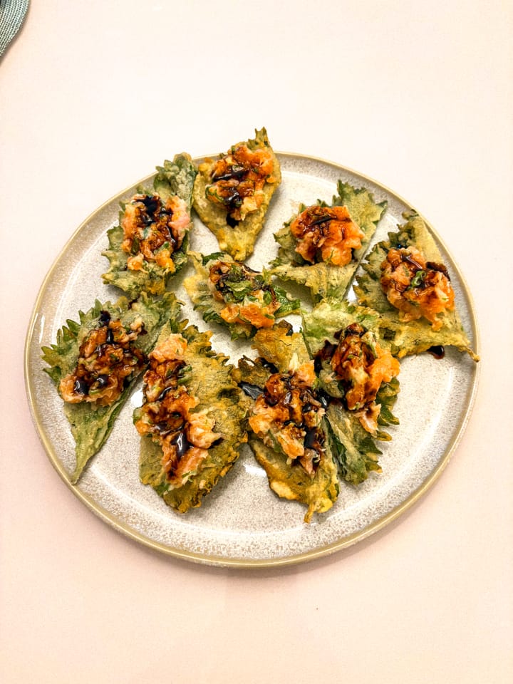 Tempura de folha de shiso com tartare de salmão, vista de cima